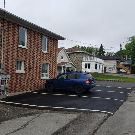 Downtown Apartment Next To Highway Netflix+Wifi Edmundston Buitenkant foto