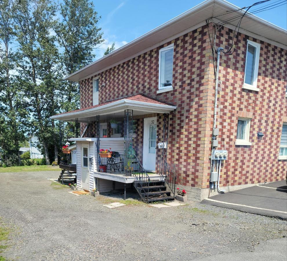 Downtown Apartment Next To Highway Netflix+Wifi Edmundston Buitenkant foto